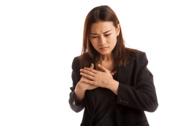 Genç Asyalı kadın göğsünde ağrı var..