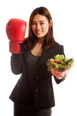 Genç Asyalı iş kadını boks eldiven ve salata ile.