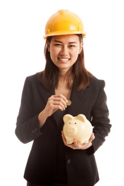 Bir madeni para ve domuz para banka Asya mühendis kadınla.