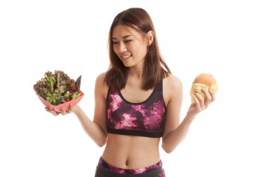 Güzel Asyalı sağlıklı kız salata ve hamburger ile.