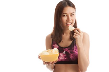 Güzel Asyalı sağlıklı kız yemek patates cipsi.