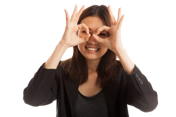 Asiatiska affärer kvinna göra roliga dubbel Ok tecken som glasögon. — Stockfoto