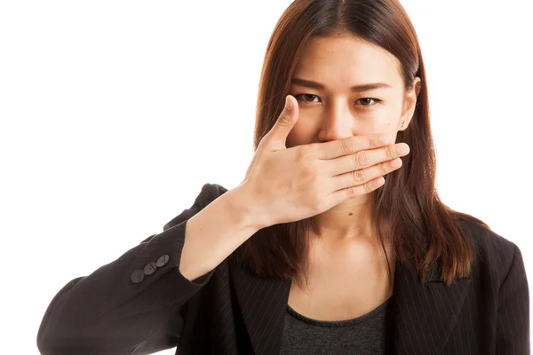 Jonge Aziatische zakenvrouw sluit haar mond met de hand. — Stockfoto