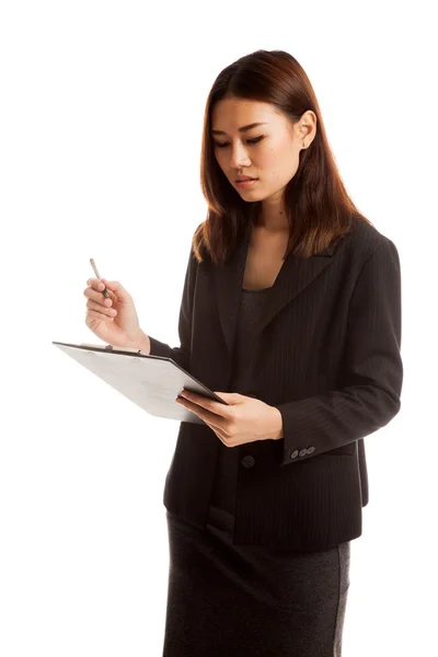 Junge asiatische Geschäftsfrau mit Stift und Klemmbrett. — Stockfoto