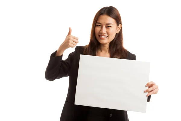 Молодая азиатская бизнес-леди показывает большие пальцы с белым пустым знаком — стоковое фото