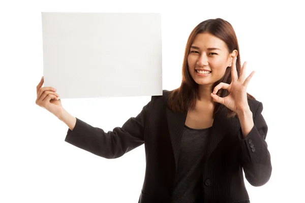 Genç Asyalı iş kadını göster Tamam beyaz boş işaretiyle. — Stok fotoğraf