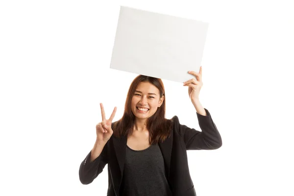 Молодая азиатская бизнес-леди показывает знак победы с пустым знаком . — стоковое фото