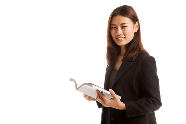 Jonge Aziatische zakenvrouw met een boek. — Stockfoto