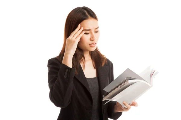 Jeune femme d'affaires asiatique a mal à la tête lire un livre . — Photo