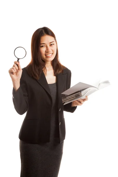 Asiatische Geschäftsfrau mit einem Buch und Lupe. — Stockfoto