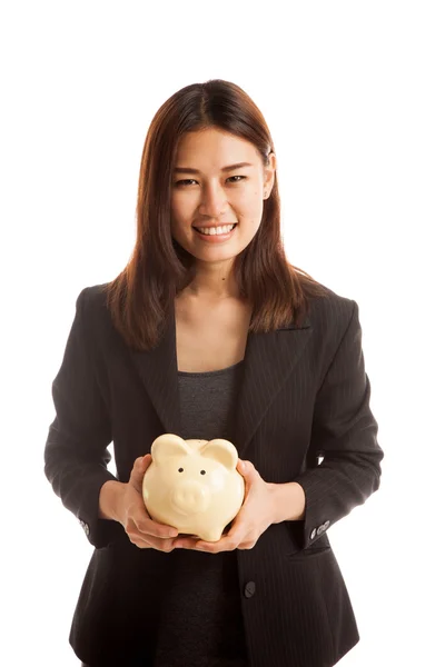 Joven mujer de negocios asiática con un banco de monedas de cerdo . — Foto de Stock