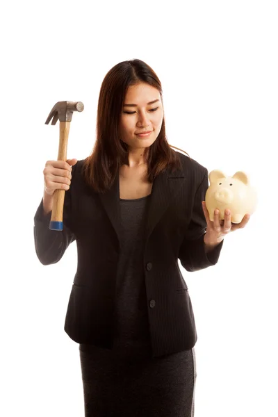 Azjatycki biznes kobieta z banku moneta świnia i młot. — Zdjęcie stockowe