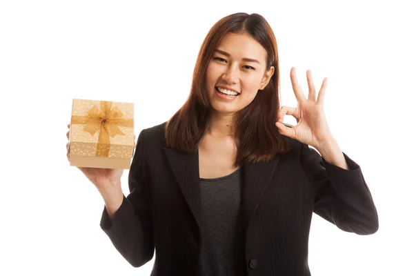 Jonge Aziatische zakenvrouw Toon Ok met een geschenkdoos. — Stockfoto