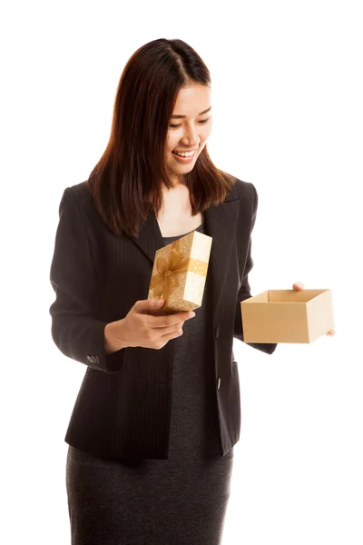 Joven mujer de negocios asiática abrir una caja de regalo . —  Fotos de Stock