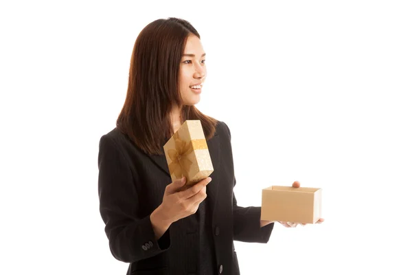 Молодая азиатская бизнес-леди открыла подарочную коробку . — стоковое фото