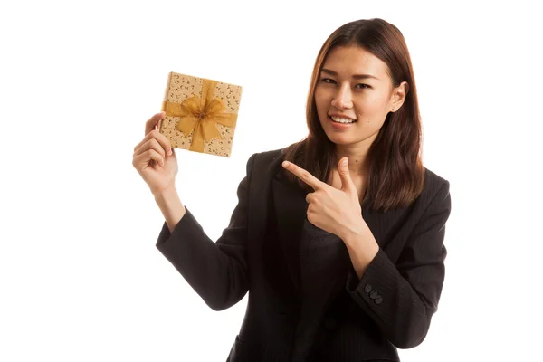Jonge Aziatische zakenvrouw met een geschenkdoos. — Stockfoto
