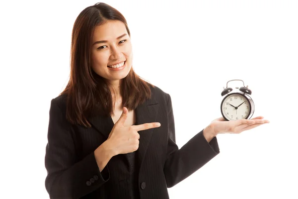 Joven mujer de negocios asiática apuntan a un reloj . —  Fotos de Stock