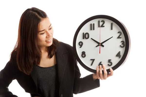 Jeune asiatique femme d'affaires avec une horloge. — Photo