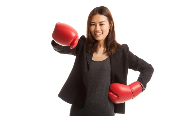 Młody azjatycki biznes kobieta z czerwone Rękawice bokserskie. — Zdjęcie stockowe