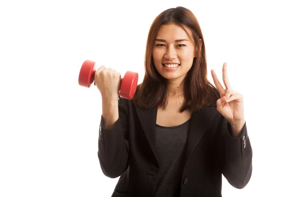 Femme d'affaires asiatique saine montrent signe de victoire avec haltères . — Photo