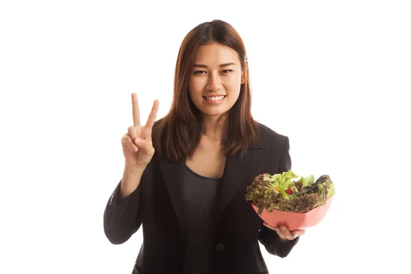 健康的なアジア ビジネスの女性表示サラダ勝利のサイン. — ストック写真