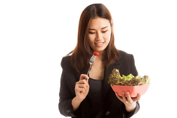 Gezonde Aziatische zakenvrouw met salade. — Stockfoto