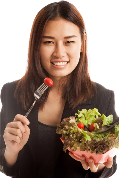 Gesunde asiatische Geschäftsfrau mit Salat. — Stockfoto