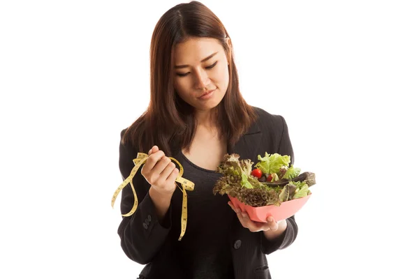 Boldogtalan ázsiai üzletasszony mérő szalag és saláta. — Stock Fotó