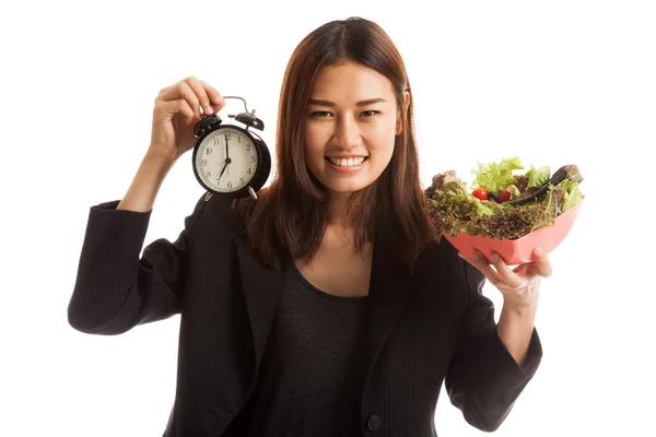 Jonge Aziatische zakenvrouw met klok en salade. — Stockfoto