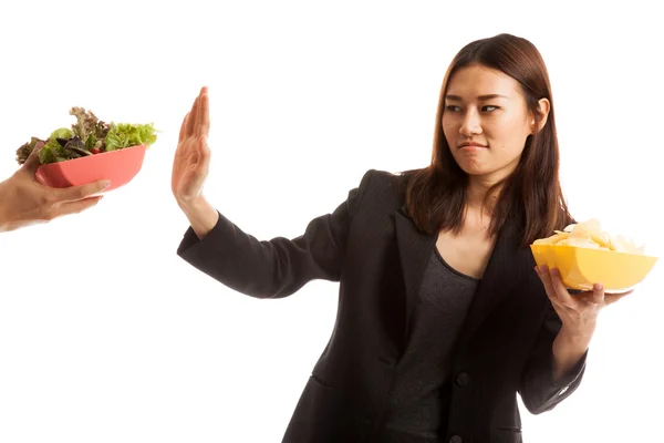 Jonge Aziatische vrouw met aardappel chips nee zeggen tegen salade. — Stockfoto