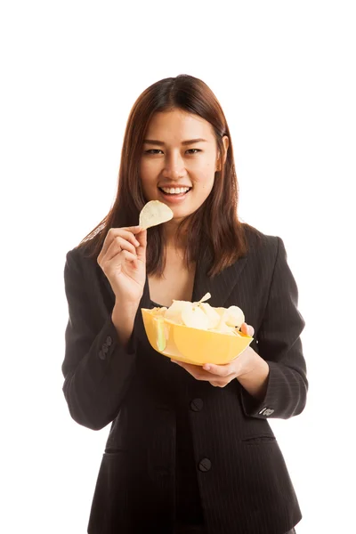 Joven mujer asiática comer papas fritas . — Foto de Stock