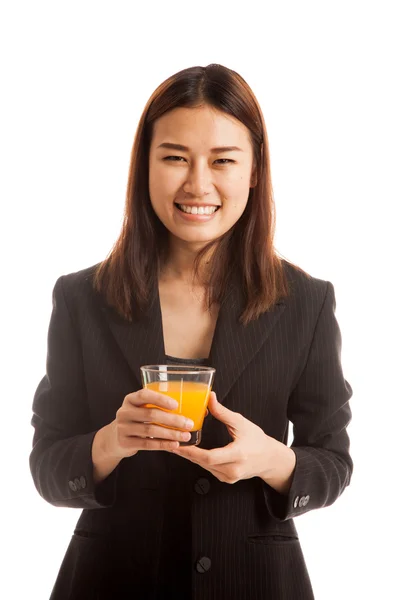 Joven mujer asiática beber jugo de naranja . — Foto de Stock
