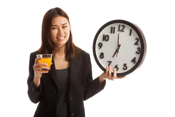 Femme asiatique avec une horloge boisson jus d'orange . — Photo