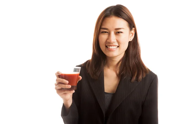 Junge asiatische Geschäftsfrau trinken Tomatensaft. — Stockfoto