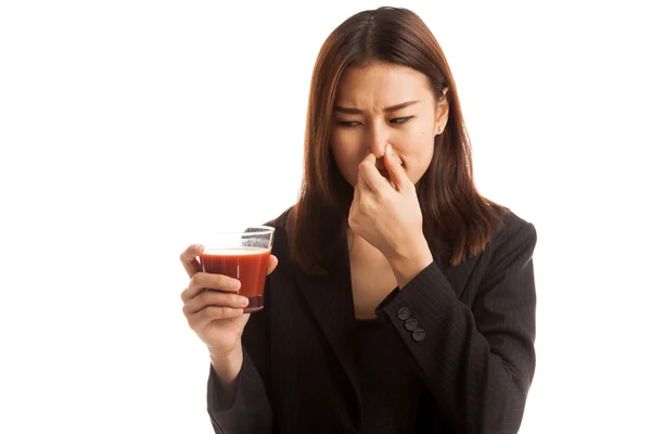 Jovem mulher de negócios asiática odeia suco de tomate . — Fotografia de Stock