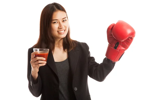 Giovane donna d'affari asiatica con succo di pomodoro e guanto da boxe . — Foto Stock