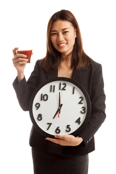 Jeune femme d'affaires asiatique avec jus de tomate et horloge . — Photo