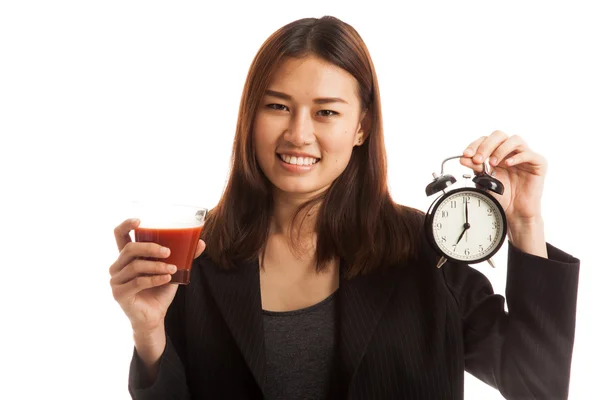 Jeune femme d'affaires asiatique avec jus de tomate et horloge . — Photo