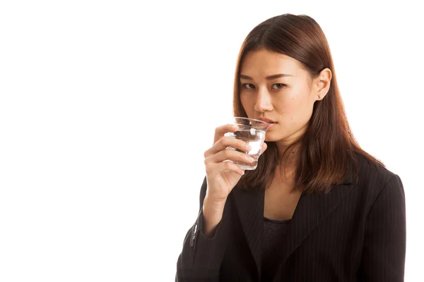 Junge asiatische Frau mit einem Glas Trinkwasser. — Stockfoto