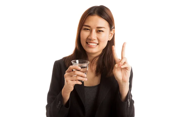 Young Asian woman show victory sign with a glass of drinking wat — Stock Photo, Image