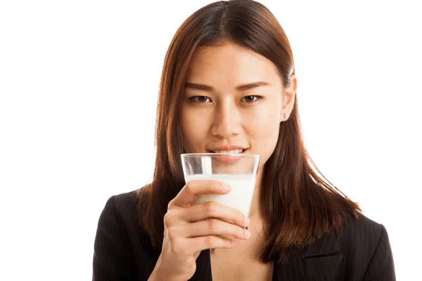 Healthy Asian woman drinking a glass of milk. — Stock Photo, Image