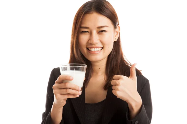 Gesunde asiatische Frau trinken ein Glas Milch Daumen nach oben. — Stockfoto