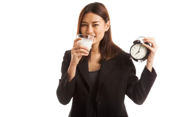 Saludable mujer asiática bebiendo vaso de leche celebrar reloj . —  Fotos de Stock