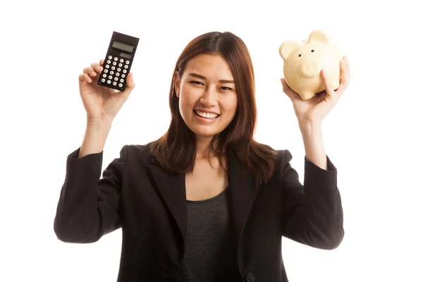 Asian business woman with calculator and piggy bank. — Stock Photo, Image