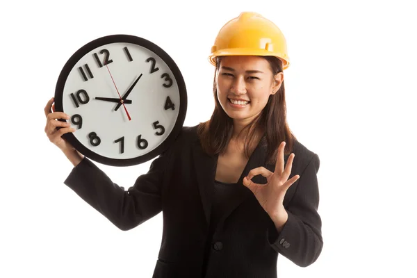 Azjatycki inżynier kobieta Pokaż Ok z zegarem. — Zdjęcie stockowe