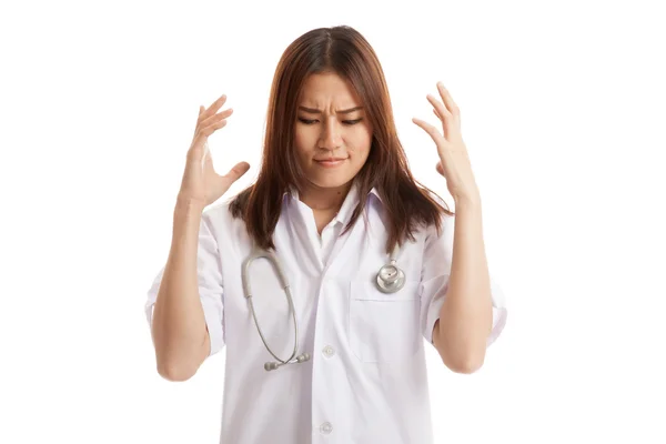 Frustrado Asiático jovem médico feminino . — Fotografia de Stock