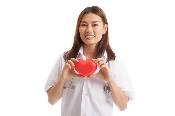 Asiática jovem médico segurar um coração vermelho . — Fotografia de Stock