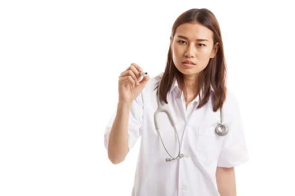 Junge asiatische Ärztin mit einem roten Marker. — Stockfoto