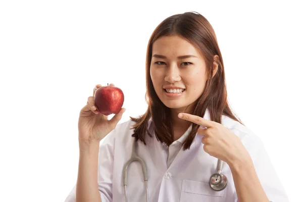 Junge asiatische Ärztin zeigen auf einen Apfel. — Stockfoto