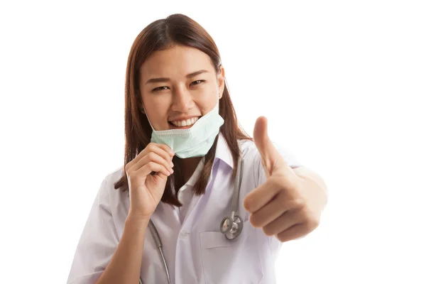 Jeune asiatique femme médecin pull masque et montrer pouces vers le haut . — Photo